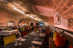 Lunch and dinner served, international cuisine - Hotel Deidesheimer Hof (Deidesheim)