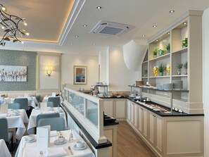Bữa sáng buffet hàng ngày (30 EUR/mỗi người) 