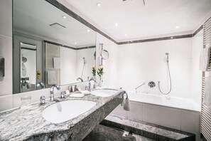 Bathroom sink - Hotel Deidesheimer Hof (Deidesheim)