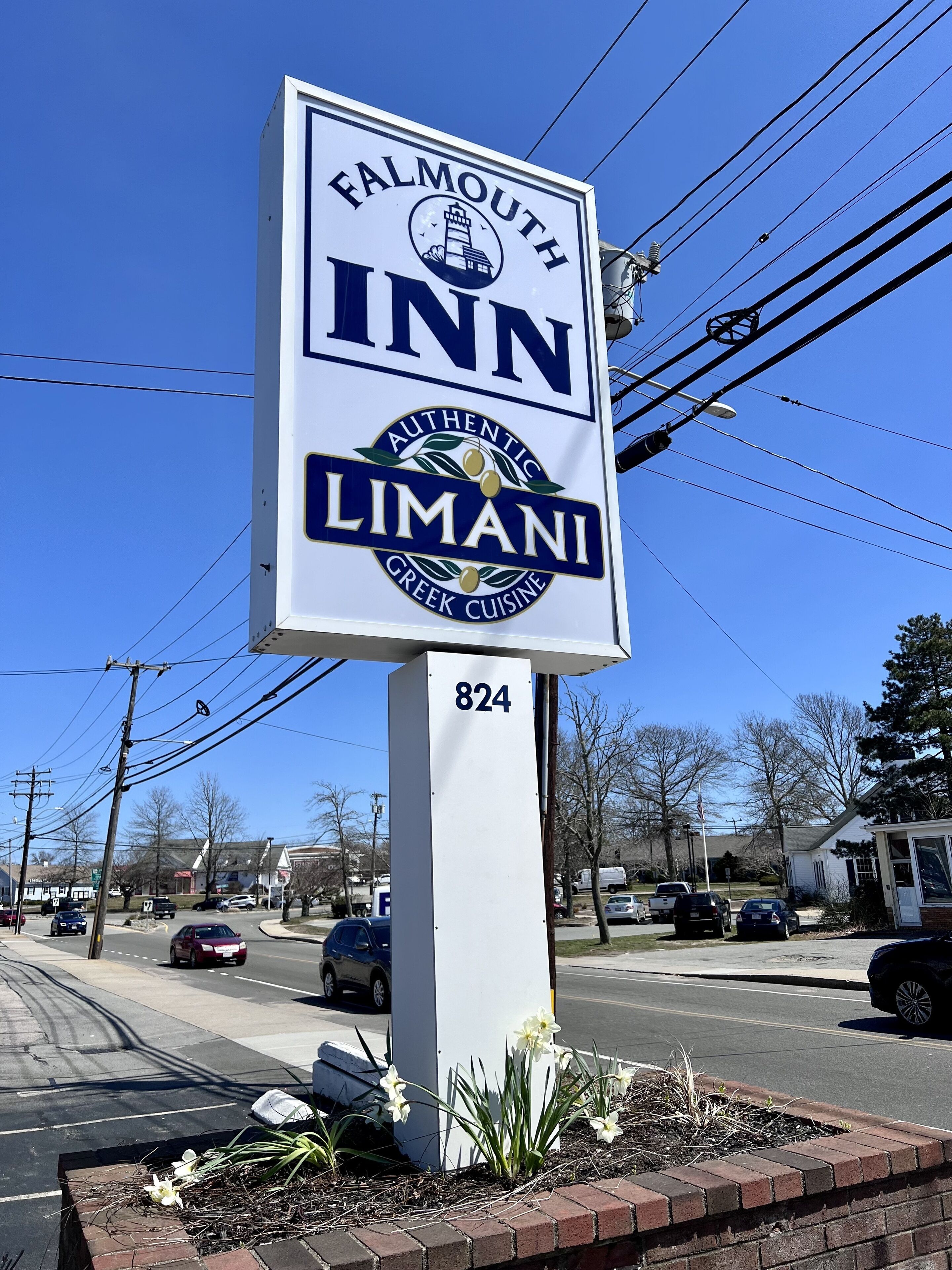 Señal del Falmouth Inn, con el logotipo de Limani Greek Cuisine.