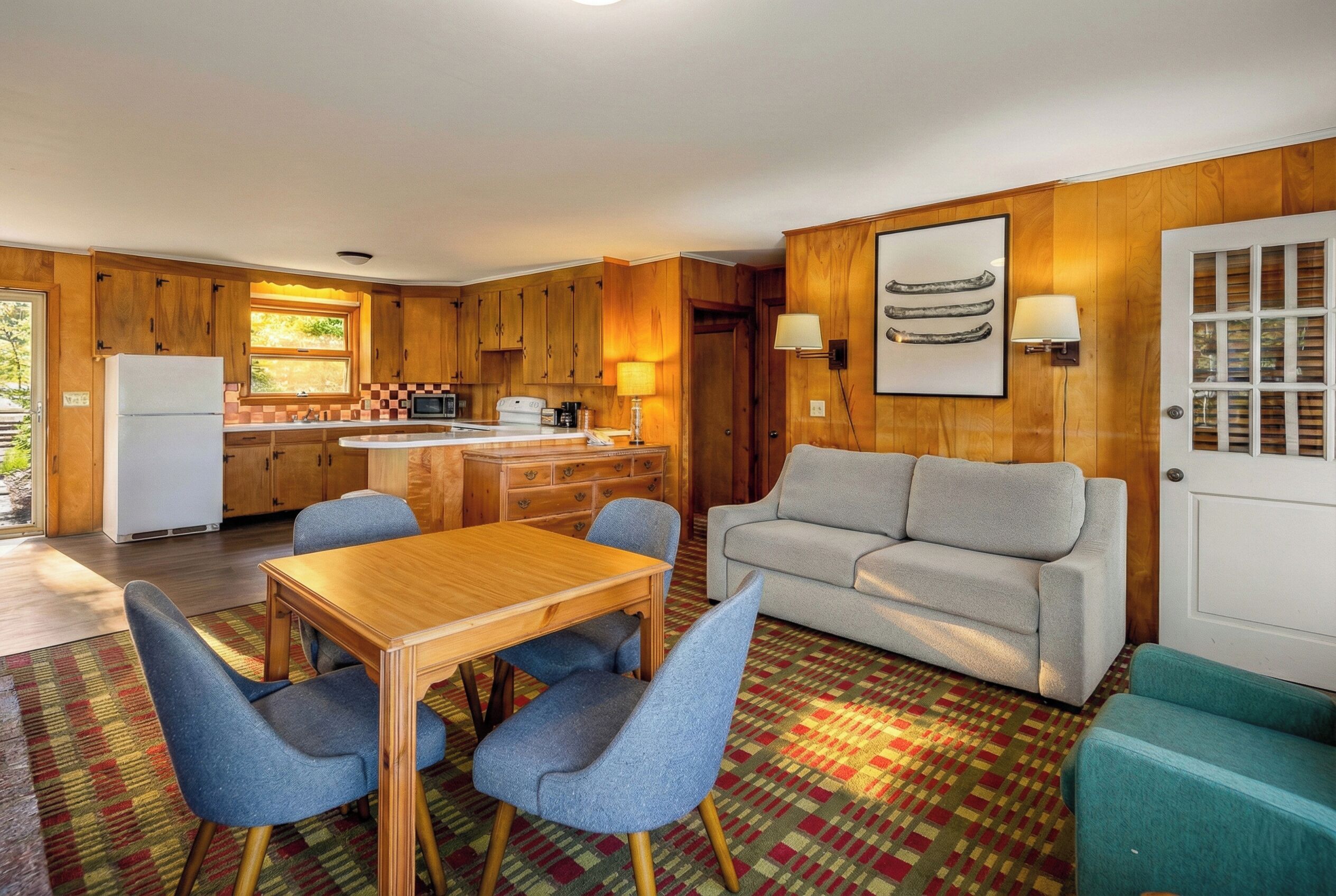 Sengetøy av topp kvalitet, skrivebord og blendingsgardiner