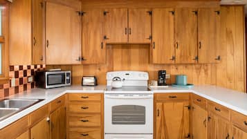 Overlook Family Suite | In-room dining
