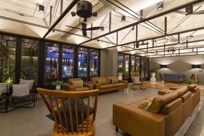 Una televisión de pantalla plana