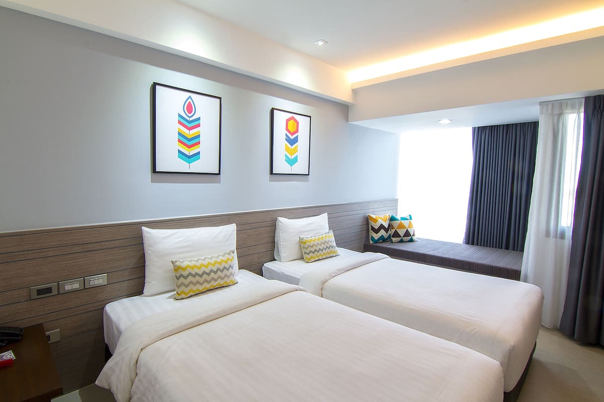 Superior Modern Room | Ropa de cama hipoalergénica y caja de seguridad en la habitación