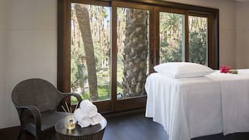 Behandlingsrum för par, aromaterapi och massage med varma stenar