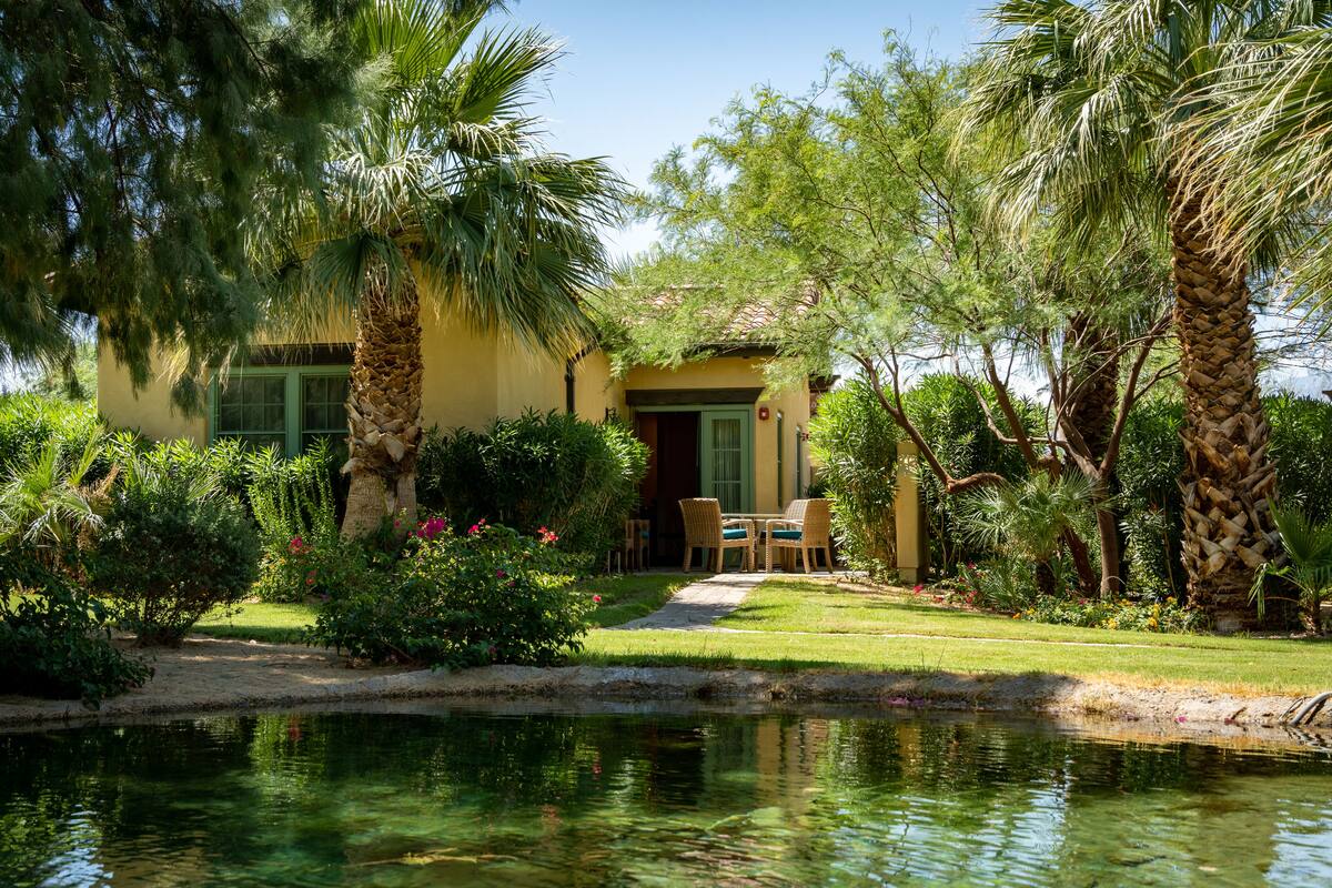 خزنة داخل الغر فة ومكتب ومساحة عمل للكمبيوتر المحمول ومكواة/لوح كي