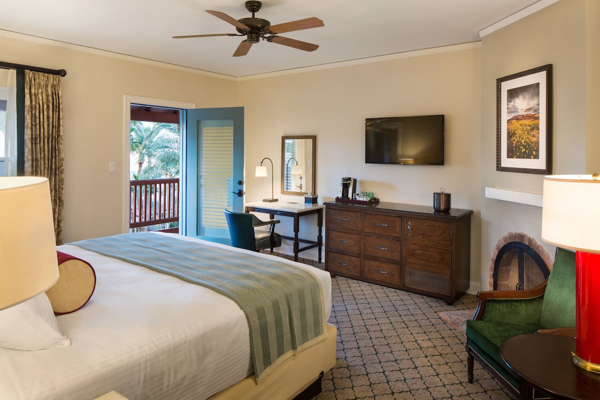 Deluxe Room, 1 King Bed | Balcony