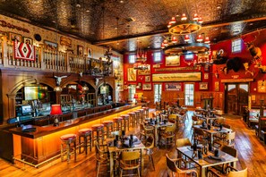 2 bars/lounges