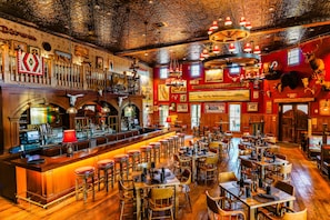 2 bars/lounges