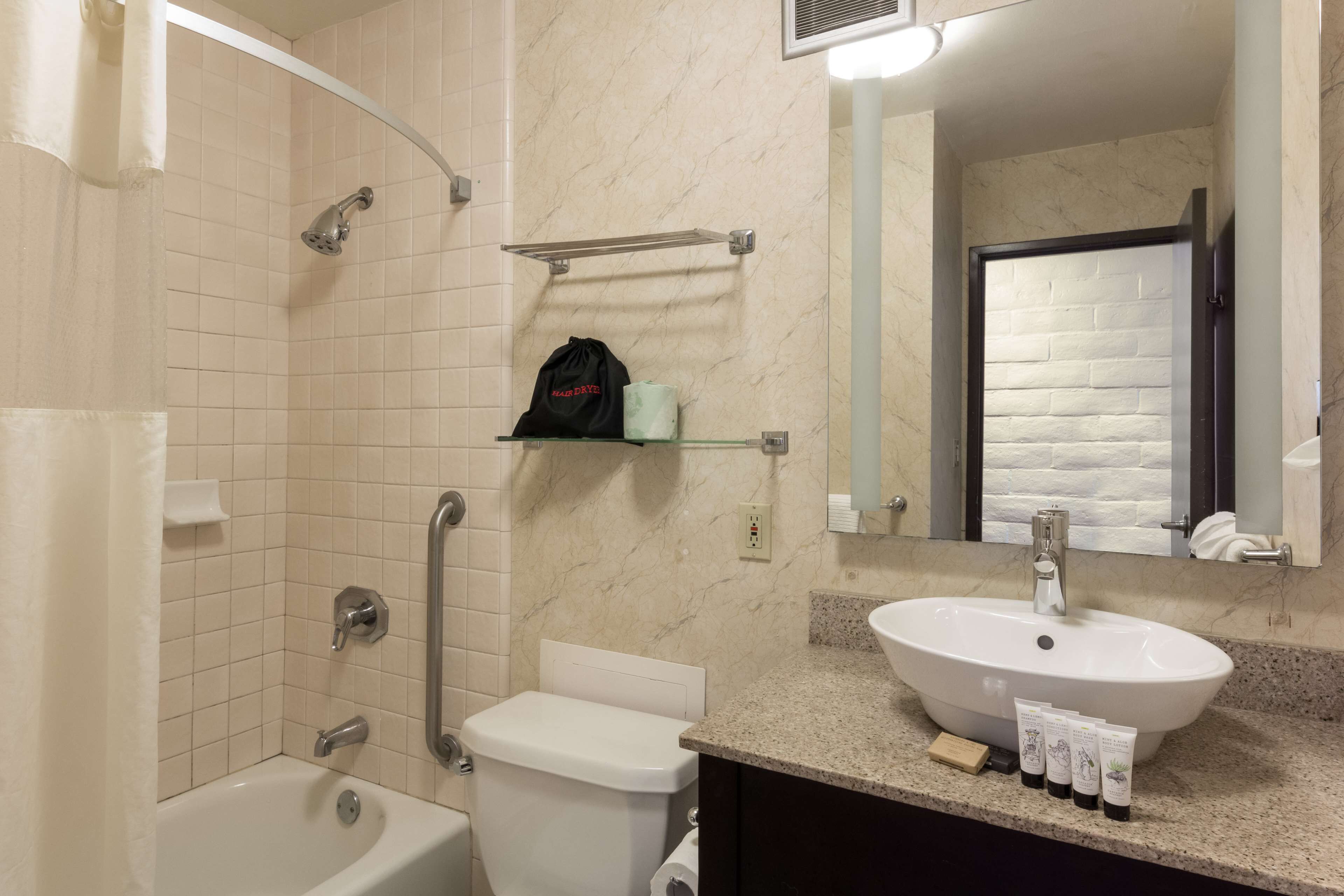 Combined shower/bathtub, hair dryer, towels