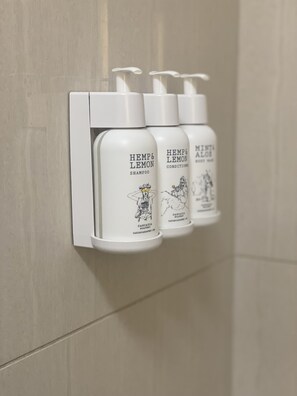 Combined shower/bathtub, hair dryer, towels - Red Lion Hotel Monterey (Monterey)