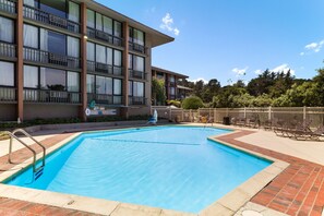 Outdoor pool - Red Lion Hotel Monterey (Monterey)