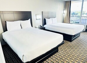 Escritorio, espacio para trabajar con laptop y cortinas blackout 