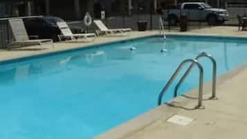 Una piscina al aire libre de temporada