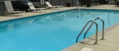 Hồ bơi ngoài trời phục vụ theo mùa