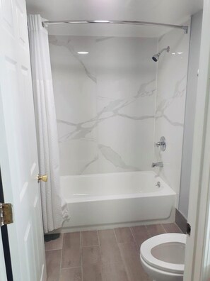 Free toiletries, hair dryer, towels, soap - Fiddler's Inn (Nashville)