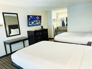 办公桌、笔记本电脑工作区、遮光窗帘、熨斗/熨衣板