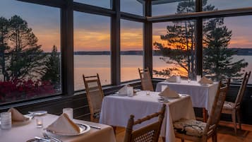 2 restaurantes, se sirven desayunos, comidas, cenas y cocina local