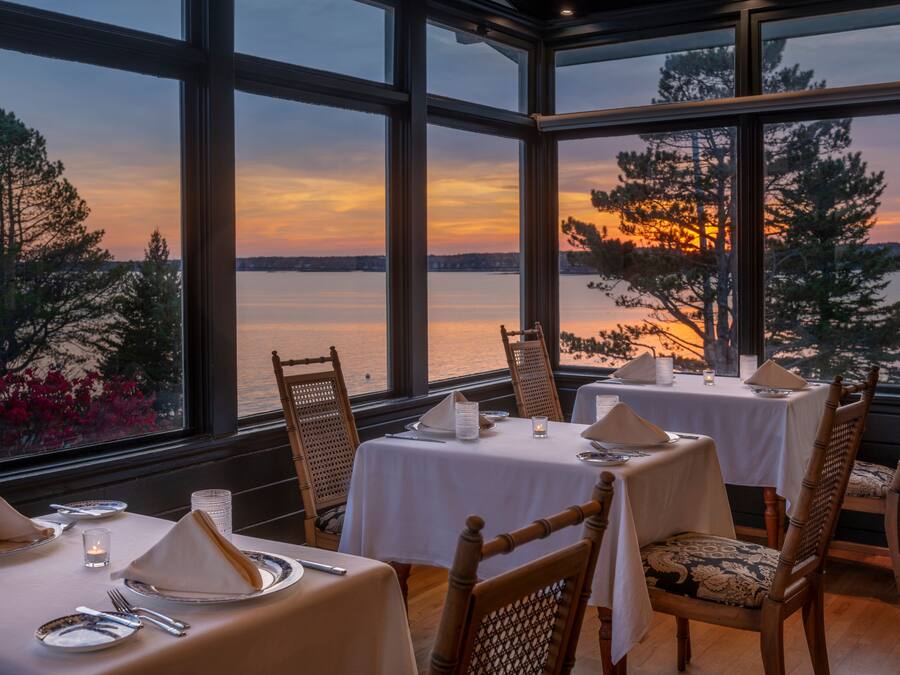 2 restaurants, serveren ontbijt, lunch, diner, lokale gerechten