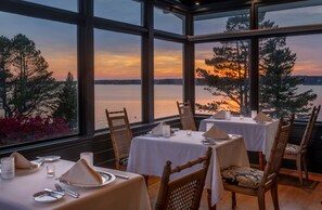 2 restaurants, breakfast, lunch, dinner served; local cuisine - Spruce Point Inn (Boothbay Harbor)