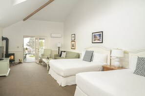 Egyptian cotton sheets, premium bedding, pillowtop beds, desk - Spruce Point Inn (Boothbay Harbor)