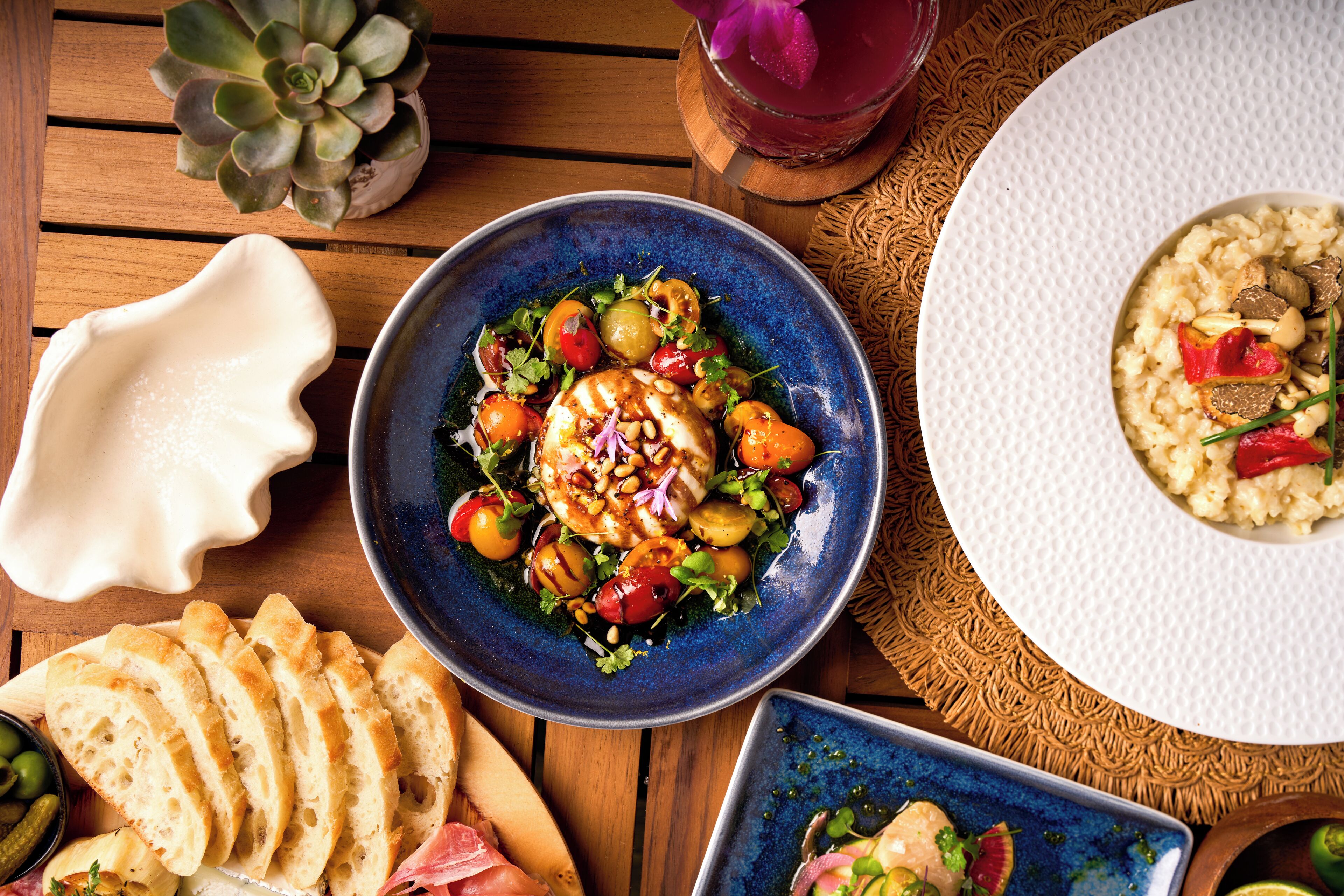 2 restaurants, breakfast, lunch, dinner served; american cuisine