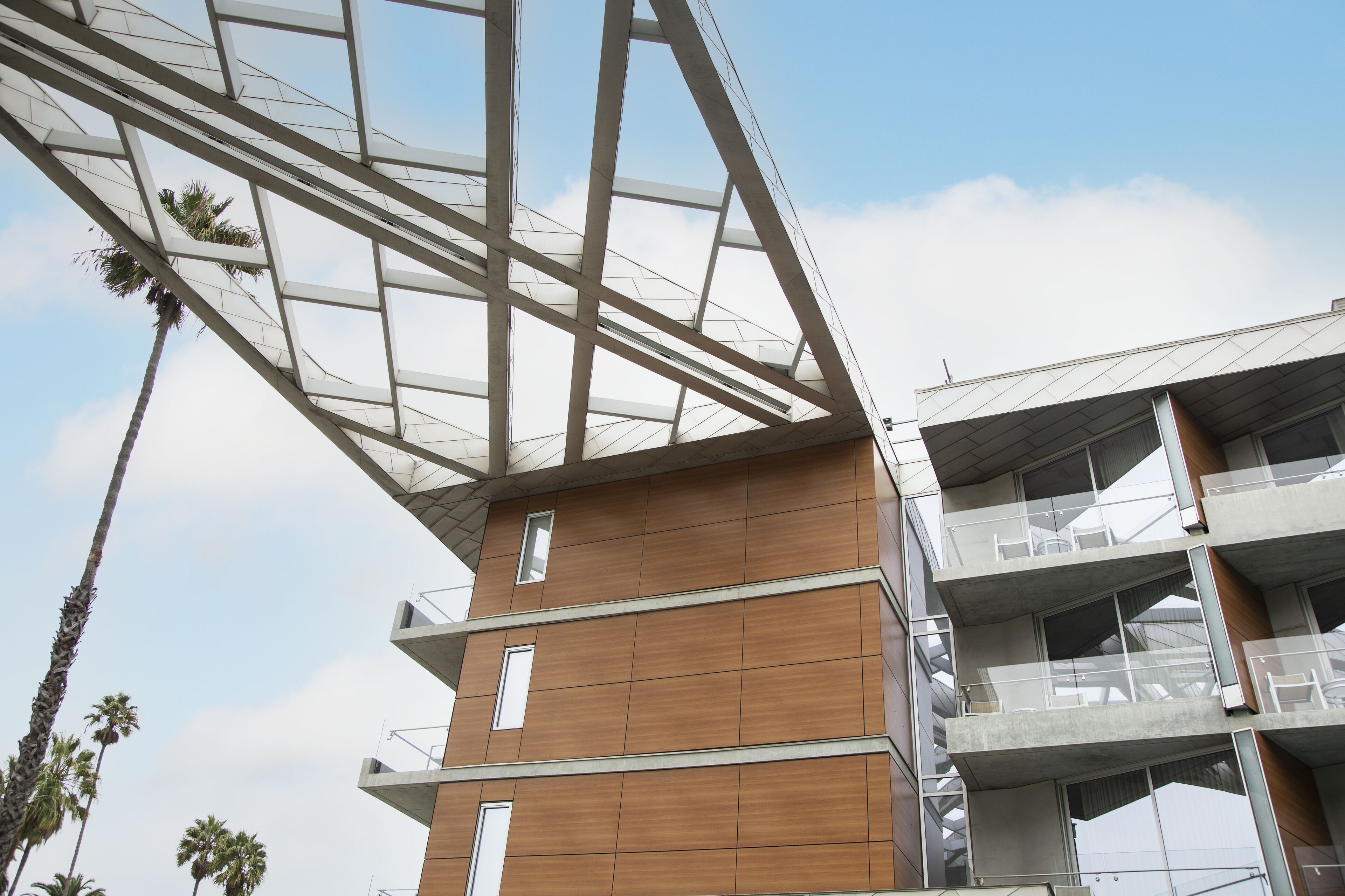 Un edificio moderno con fachada de madera y varios balcones.