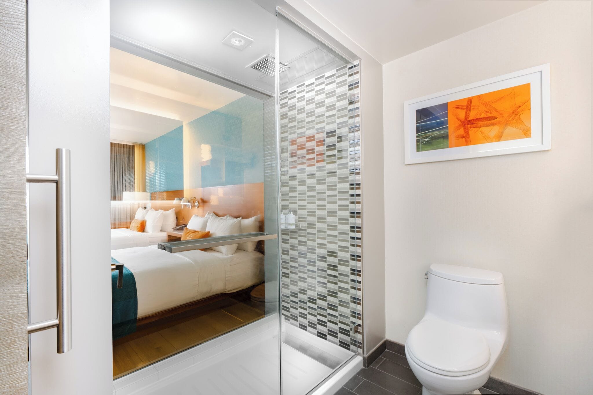 淋浴设施、大花洒淋浴喷头、名牌洗护用品、吹风机