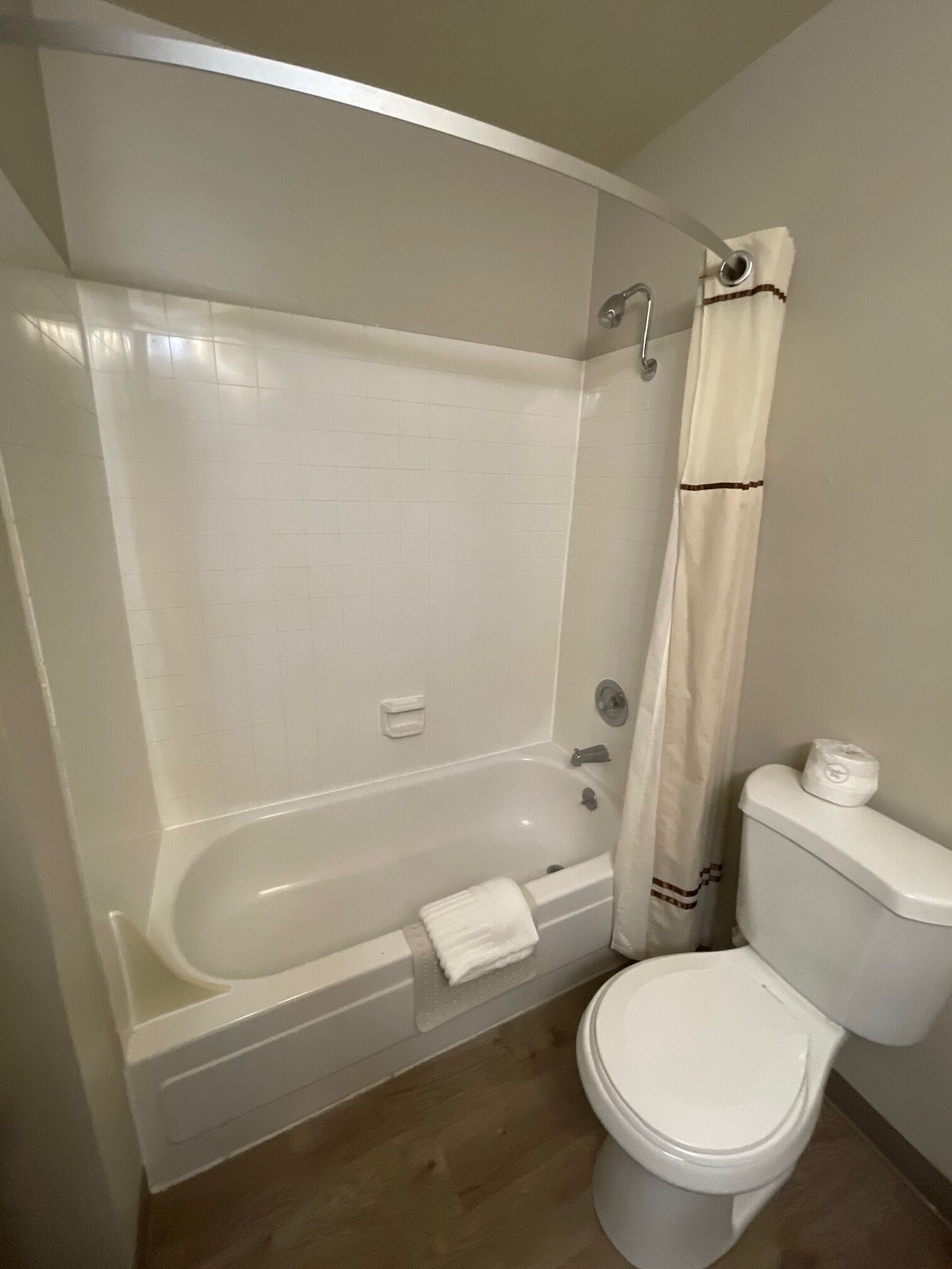 Standard Room, 1 Queen Bed, Non Smoking | Bathroom