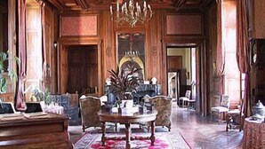 A spacious room with a large wooden table, chairs, and a chandelier. - Chateau De Jallanges (Vernou-sur-Brenne)