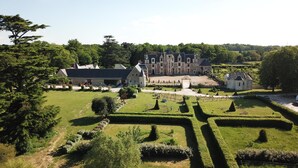 A large estate with a central building surrounded by manicured gardens and a formal lawn. - Chateau De Jallanges (Vernou-sur-Brenne)