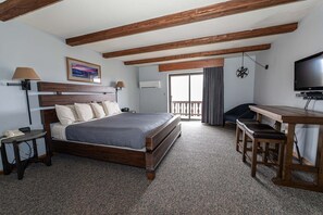 Superior Room, 1 King Bed, Mountain View