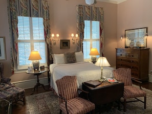 Premium bedding, desk, iron/ironing board, free WiFi