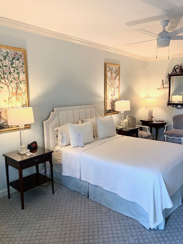 Rom | Sengetøy av topp kvalitet, skrivebord og strykejern/-brett