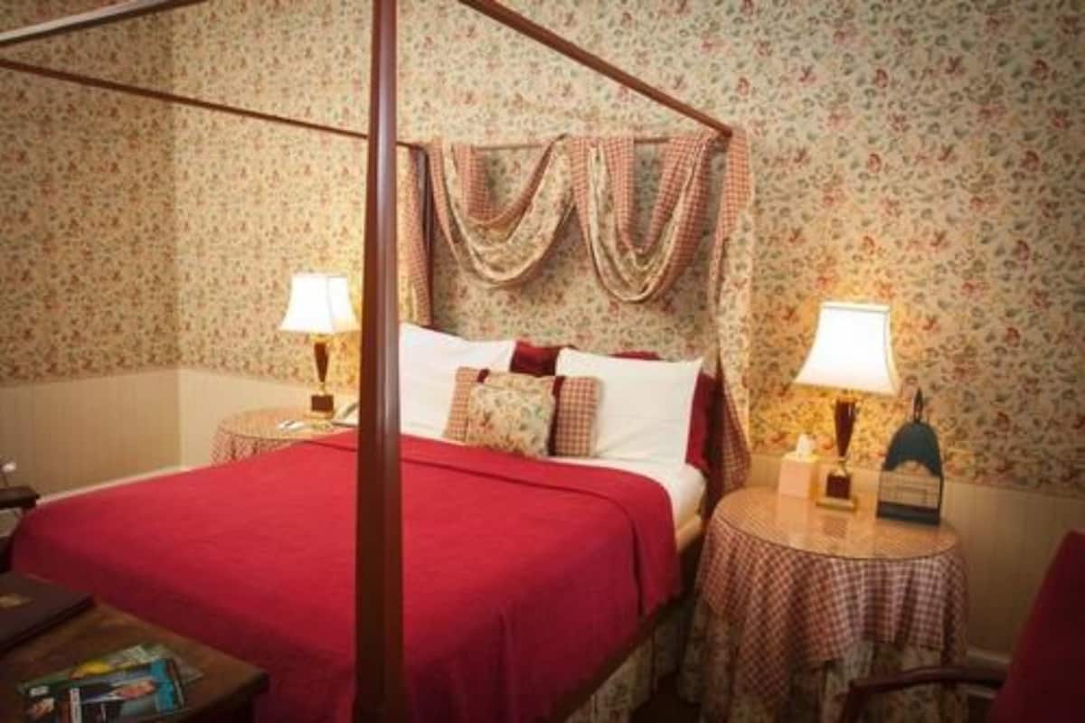 Premium bedding, desk, iron/ironing board, free WiFi
