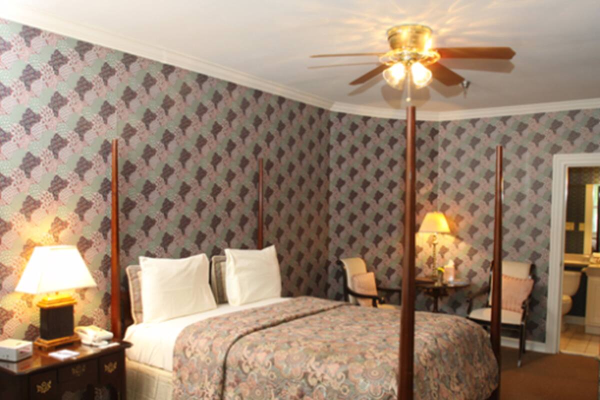 George Walton Room | Premium bedding, desk, iron/ironing board, WiFi (free)