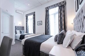 Safe på rommet, skrivebord, strykejern/-brett og wi-fi (inkludert)