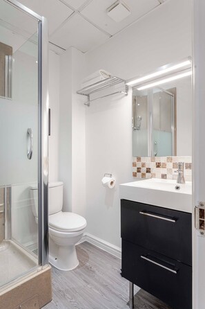 Douche, articles de toilette (gratuits), séchoir à cheveux, peignoirs