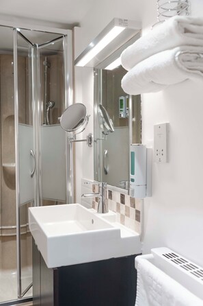 Suihku, ilmaiset hygieniatuotteet, hiustenkuivaaja, kylpytakit