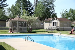 Children's play area - outdoor - Kennebunk Gallery Motel & Cottages (Kennebunk)