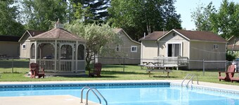 Kennebunk Gallery Motel & Cottages