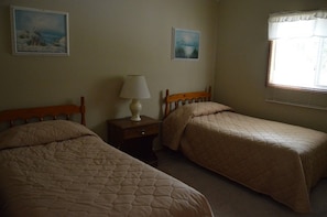 Family Room | Free WiFi, bed sheets, alarm clocks - Kennebunk Gallery Motel & Cottages (Kennebunk)