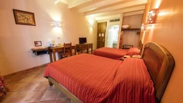 Habitación doble estándar | Caja de seguridad en la habitación, escritorio y cortinas blackout