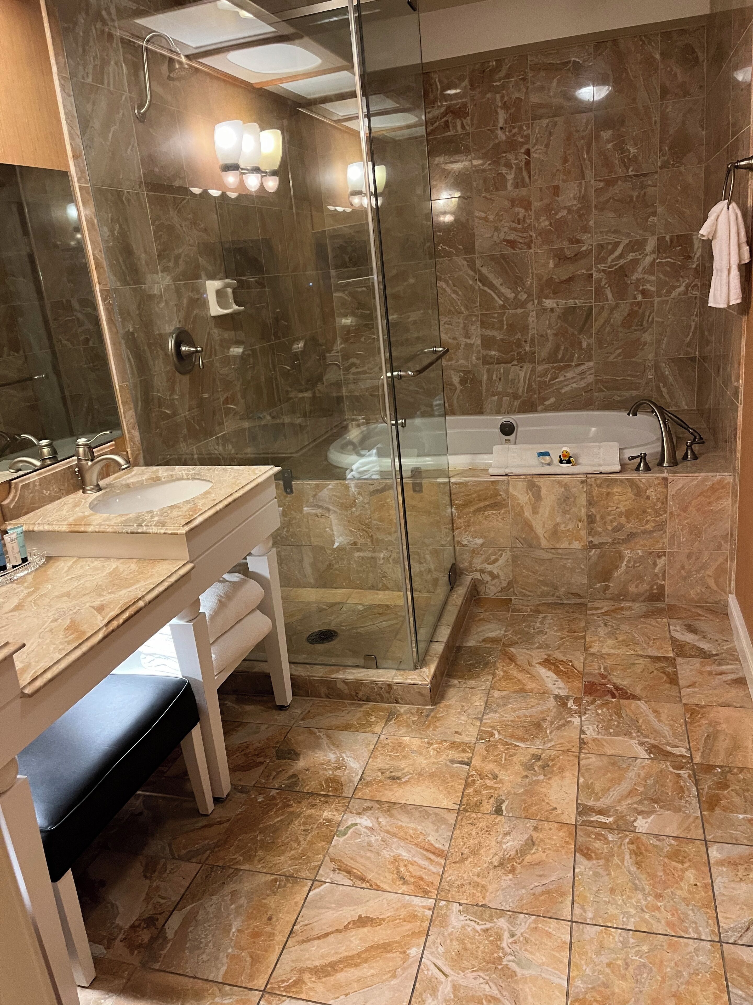 vip suite | bathroom | combined shower/bathtub, free toiletries, hair dryer, towels
