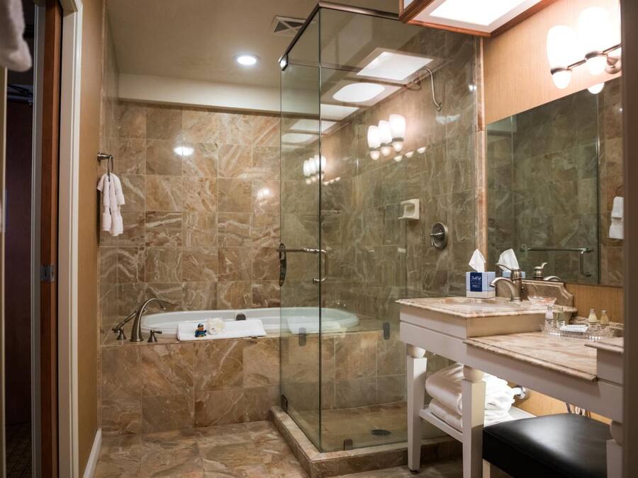 Bañera con ducha, artículos de tocador gratuitos, secador de pelo