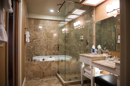 Ensemble douche/baignoire, articles de toilette gratuits, sèche-cheveux. Mineral Palace Hotel & Casino