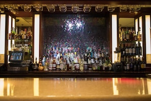 3 bars/lounges