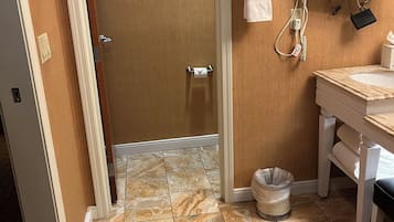 奢華套房 | 浴室 | 淋浴/浴缸二合一、免費盥洗用品、吹風機、毛巾