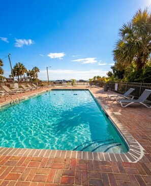 Seasonal outdoor pool - Mermaid Inn (Myrtle Beach)
