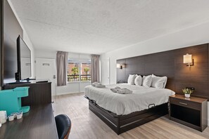 Quarto, 1 cama King | Roupas de cama antialérgicas, cofres nos quartos, escrivaninha
